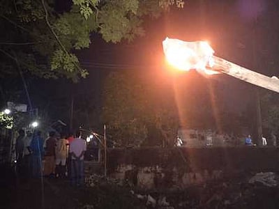 தெருவிளக்கு வசதிக் கோரி தீப்பந்தம் ஏற்றிப் போராட்டம்