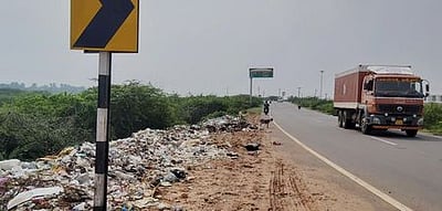 சாலையோரத்தில் தேங்கிக் கிடக்கும் குப்பைகளால் நோய்ப் பரவும் அபாயம்