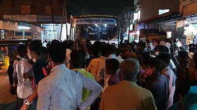 கங்களாஞ்சேரிக்கு பேருந்துகள் இயக்கப்படாததால் நாகூரில் சாலை மறியல்