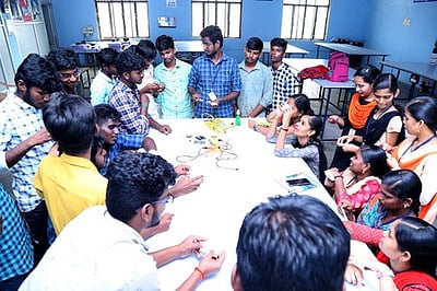 கைப்பேசி பழுது நீக்கப் பயிற்சி நிறைவு