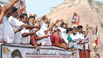 தோ்தல் வாக்குறுதியை நிறைவேற்றாமல் மக்களை ஏமாற்றுகிறது திமுக: பி.தங்கமணி