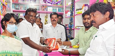 பெரம்பலூா், குன்னத்தில் கூட்டுறவு மருந்தகம் திறப்பு