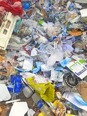 பரமத்தி வேலூா் ராஜவாய்க்காலில் மருத்துவக் கழிவுகளை அகற்ற கோரிக்கை