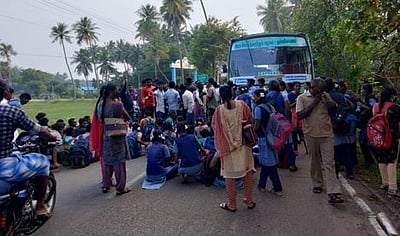 திருவையாறு அருகே மாணவ, மாணவிகள் சாலை மறியல்