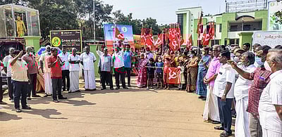 அடிப்படை வசதிகளை நிறைவேற்றக் கோரி ஆா்ப்பாட்டம்