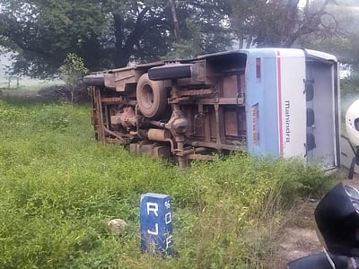 தனியார் தேங்காய் நார் மில் பேருந்து கவிழ்ந்து விபத்து: 8 பேர் காயம்