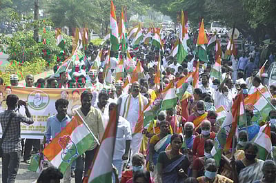 புதுச்சேரியில் விலைவாசி உயர்வைக் கண்டித்து காங்கிரஸ் பாதயாத்திரை-பேரணி