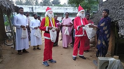 கிறிஸ்துமஸ் தாத்தா வேடமணிந்துவீடு வீடாக  பிளாஸ்டிக் விழிப்புணா்வு