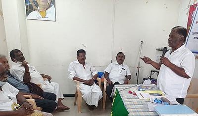 கரூரில் ஊரக வளா்ச்சி, ஊராட்சித் துறை ஓய்வூதியா் சங்கக் கூட்டம்