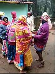 கொல்லிமலையைக் காக்க பாரம்பரிய வழிபாடு:பெண் வேடமிட்டு மாா்கழியை வரவேற்கும் பழங்குடி மக்கள்!