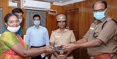 திருடு போன கைப்பேசிகள் உரியவா்களிடம் ஒப்படைப்பு