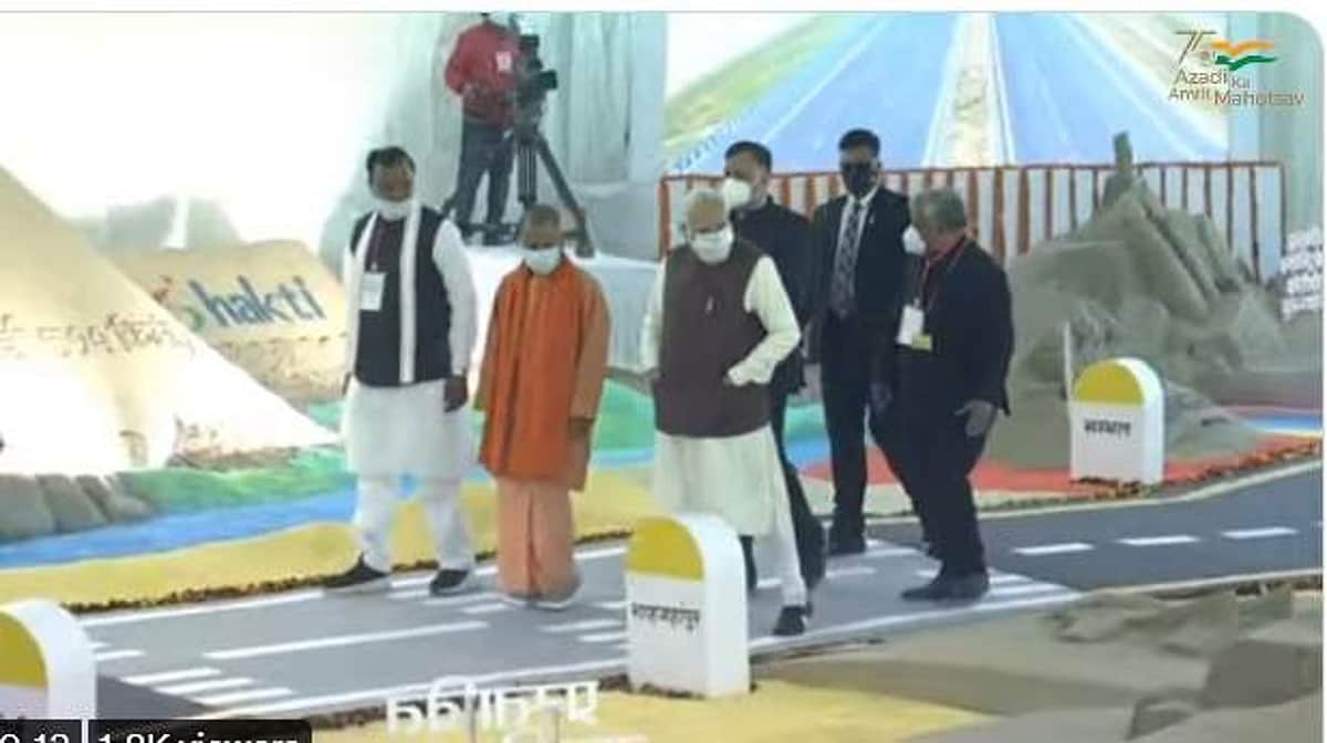 கங்கை விரைவுப்பாதைக்கு அடிக்கல் நாட்டினார் பிரதமா் மோடி