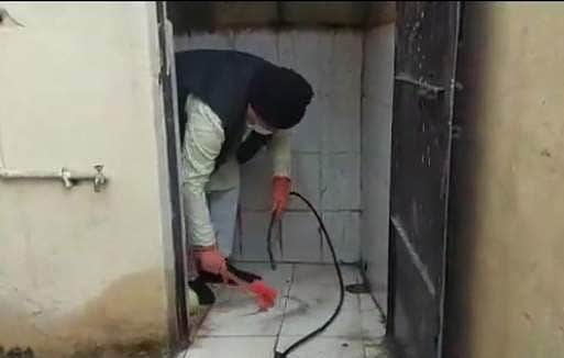 அரசுப் பள்ளியின் கழிப்பறையை சுத்தம் செய்த ம.பி. அமைச்சர்