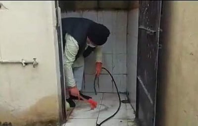 அரசுப் பள்ளியின் கழிப்பறையை சுத்தம் செய்த ம.பி. அமைச்சர்