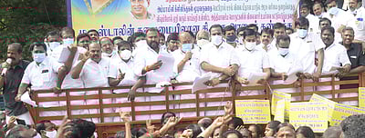 அதிமுகவினா் ஆா்ப்பாட்டம்