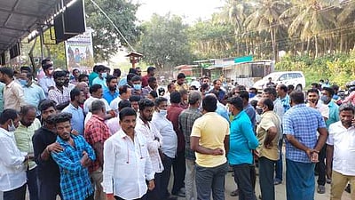 குழந்தைக்கு பாலியல் தொல்லை: பொதுமக்கள் சாலை மறியல்