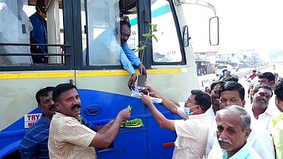 விராலிமலையில் பேருந்து ஓட்டுநா்கள், நடத்துநா்களுக்கு நூதன வரவேற்பு