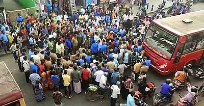 மாணவா்களை கண்டித்த நடத்துநா் மீது தாக்குதல்: பேருந்துகளை சாலையில் நிறுத்திப் போராட்டம்
