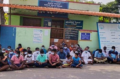 தளிஞ்சிபாளையத்தை புறக்கணித்த அலுவலர்கள்...போராட்டத்தை கையில் எடுத்த பொதுமக்கள்