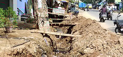 கிடப்பில் போடப்பட்ட சாக்கடைப் பணி பொதுமக்கள் அவதி