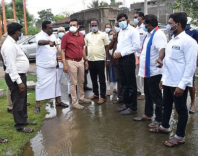 நாகூரில் வடிகால் வசதிகளை மேம்படுத்த நடவடிக்கை: ஆட்சியா்