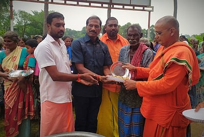 கனமழையால் பாதிக்கப்பட்ட பொதுமக்களுக்கு உணவு