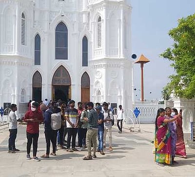 வேளாங்கண்ணியில் கடைப்பிடிக்கப்படாத கரோனா கட்டுப்பாடுகள்