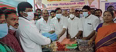 உதயநிதி ஸ்டாலின் பிறந்த நாள் விழா: குழந்தைகளுக்கு தங்க மோதிரம் அணிவிப்பு