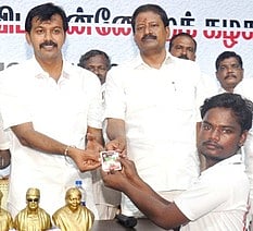 அதிமுக இளைஞா், இளம்பெண்கள் பாசறைக் கூட்டம்