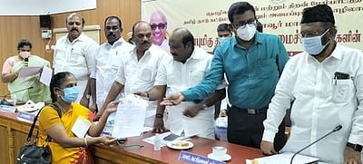 ‘இடா்பாடான காலத்திலும் மக்களுக்கு உதவுபவா் முதல்வா்’