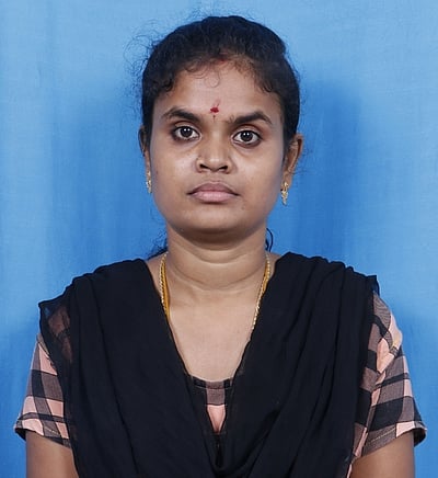 காரப்பட்டு யுனிக் கல்லூரி மாணவிதங்கப் பதக்கம் பெற்று சாதனை