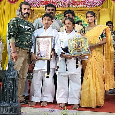 கராத்தே போட்டிகளில் சாதனை:காரைக்கால் மாணவா்களுக்கு விருது