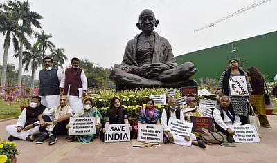 இடைநீக்கம் செய்யப்பட்ட எம்.பி.க்கள் 2வது நாளாக தர்னா