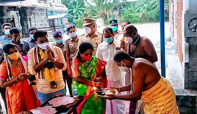 அயோத்தியாப்பட்டணம் ராமா் கோயிலில் தமிழிசை செளந்தரராஜன் வழிபாடு