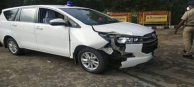 மதுரை விமான நிலையத்தில் சுகாதாரத்துறை செயலர் கார் விபத்து