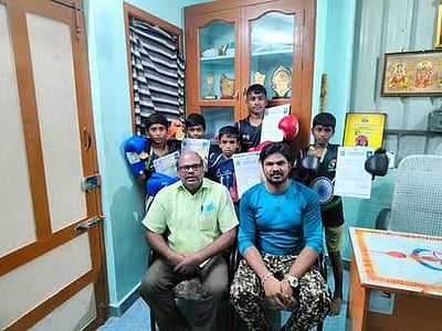 தேசிய அளவிலான குத்துசண்டை போட்டியில் சீா்காழி மாணவா்கள் சாதனை