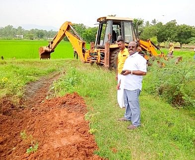குளத்தின் நீா்வழிப் பாதைகள் சீரமைப்பு