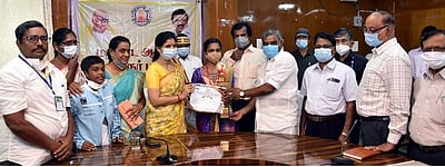 கலா உத்சவ் போட்டியில் மாநில அளவில் முதலிடம் பிடித்த மாணவிகளுக்கு பாராட்டு