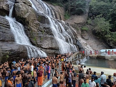 குற்றாலம் அருவிகளில் குளிக்க அனுமதி: அரசின் விதிமுறைகள் பின்பற்றப்படவில்லை