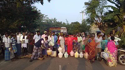 நடுவலூர்: குடிநீர் விநியோகிக்கக் கோரி சாலை மறியல்