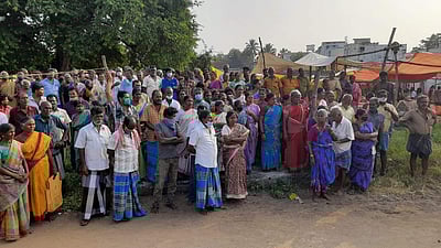 சத்தியமங்கலம் வார சந்தையை இடமாற்றம் செய்ய வியாபாரிகள், மக்கள் எதிர்ப்பு:  வியாபாரிகள் போராட்டம்