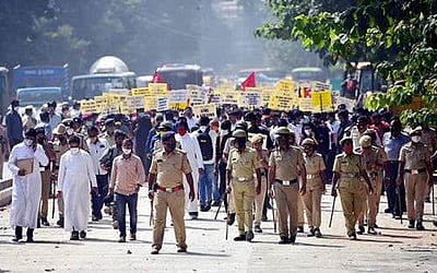 'உ.பி.யாக மாறுகிறது கர்நாடகம்': மதமாற்ற தடைச் சட்டத்துக்கு எதிராக போராட்டம்