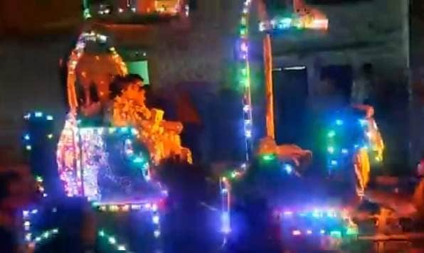 ஸ்மார்ட்ஃபோன் வாங்கியதை வித்தியாசமாகக் கொண்டாடிய தேநீர் வியாபாரி