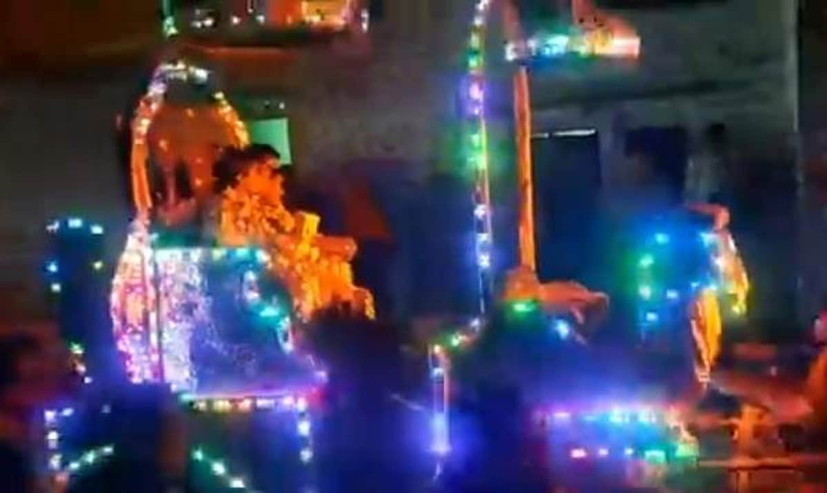 ஸ்மார்ட்ஃபோன் வாங்கியதை வித்தியாசமாகக் கொண்டாடிய தேநீர் வியாபாரி