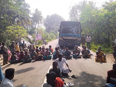 நூறு நாள் வேலைத் திட்டத்தில் குளறுபடி: கிராம மக்கள் சாலை மறியல்