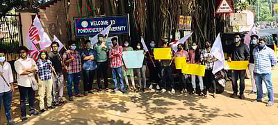 பல்கலைக்கழக மாணவா்கள் ஆா்ப்பாட்டம்