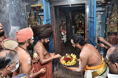 தான்தோன்றீஸ்வரா் கோயிலில் தருமபுரம் ஆதீனம் தனுா் மாத சிறப்பு வழிபாட்டில் பங்கேற்பு
