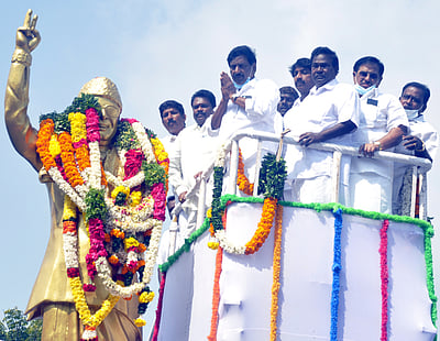 புதுச்சேரியில் எம்ஜிஆா் நினைவு தினம் கடைப்பிடிப்பு