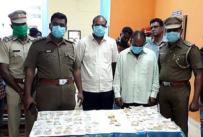 புதுச்சேரி கூட்டுறவு வங்கியில் 410 பவுன் நகைகள்கையாடல்: காசாளா்கள் இருவா் கைது