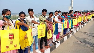 சுற்றுச்சுழலைக் காக்கக் கோரி மனிதச் சங்கிலி